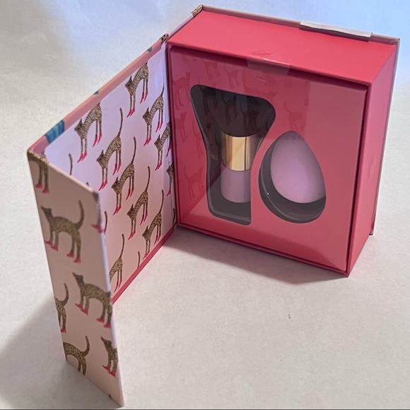 Bouffants & Broken Hearts Blending Duo Kabuki Brush & Blending Sponge - Picture 4 of 5